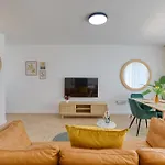 Apartment Luxury By Beyond Air With Shared Rooftop Pool & Bbq