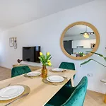 Luxury By Beyond Air With Shared Rooftop Pool & Bbq
