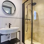 Luxury By Beyond Air With Shared Rooftop Pool & Bbq Apartmán